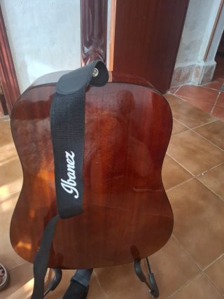 Guitarra acústica para zurdos marca Ibanez
