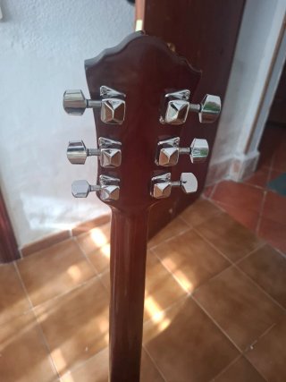 Guitarra acústica para zurdos marca Ibanez