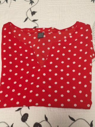 Blusa roja lunares blancos
