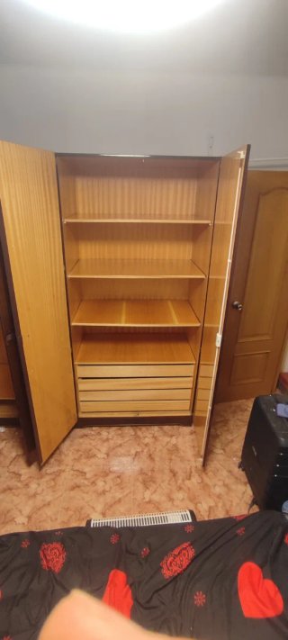 Armario y 3 mesitas de noche madera