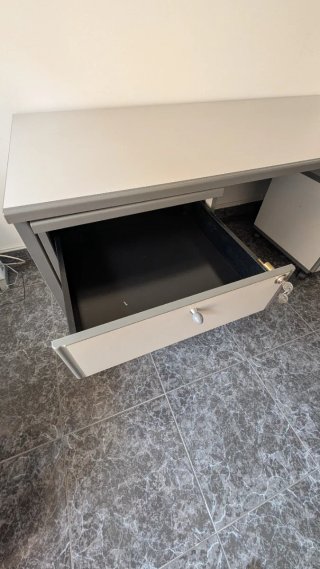 Escritorio gris con 2 cajoneras con llave