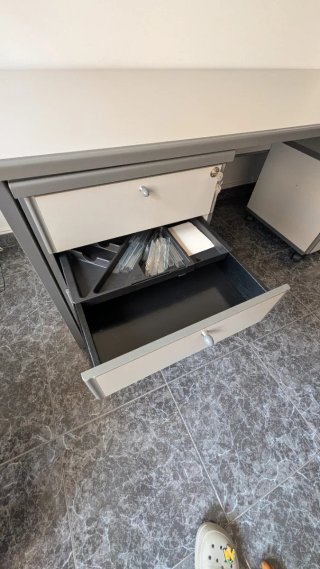 Escritorio gris con 2 cajoneras con llave