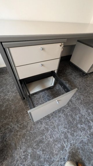 Escritorio gris con 2 cajoneras con llave