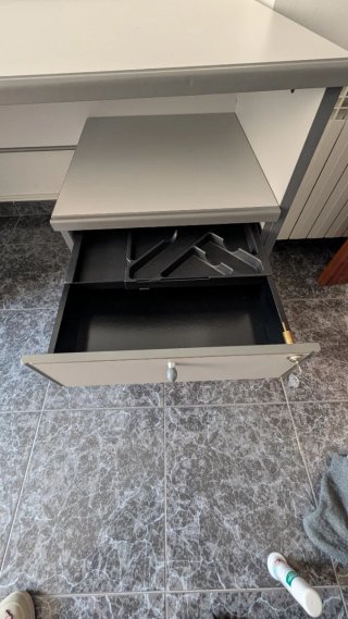 Escritorio gris con 2 cajoneras con llave