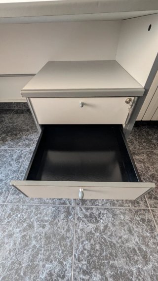Escritorio gris con 2 cajoneras con llave