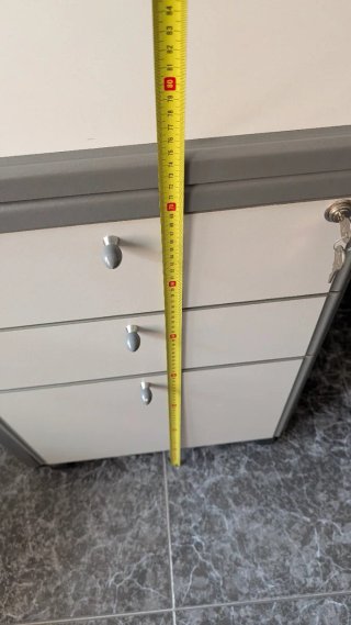 Escritorio gris con 2 cajoneras con llave