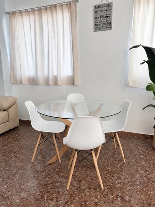 Mesa redonda cristal con 4 sillas blancas