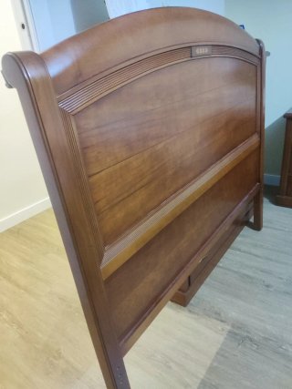 Cabecero de madera marrón