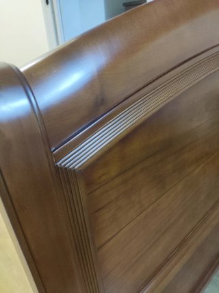 Cabecero de madera marrón