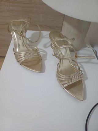 Sandalias de tacón doradas Talla 39