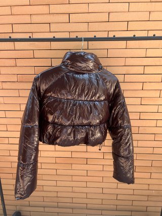 Chaqueta ZARA corta puffer marrón / burdeos