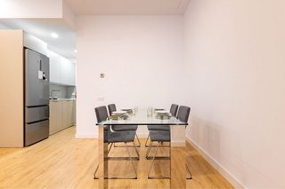 Mesa cristal templado com patas acero y 4 sillas