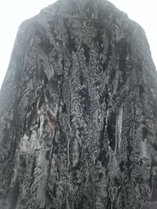 Abrigo Piel Astrakán Negro Garras