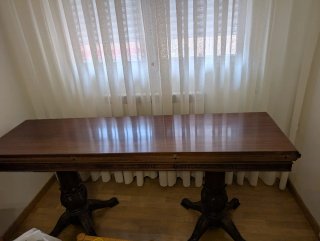 Mesa de comedor de madera