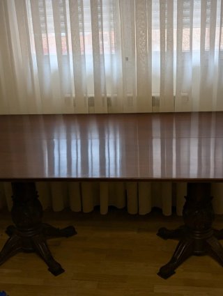 Mesa de comedor de madera