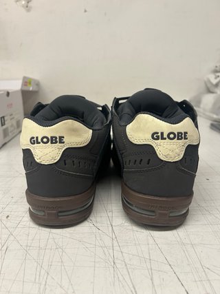 Zapatillas Globe gris oscuro y marron