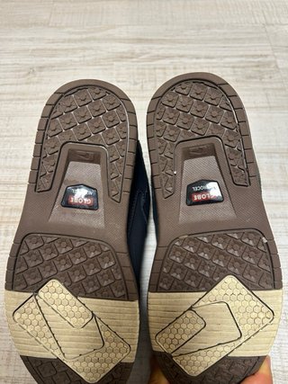Zapatillas Globe gris oscuro y marron
