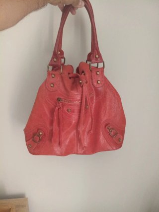 Bolso de piel rojo