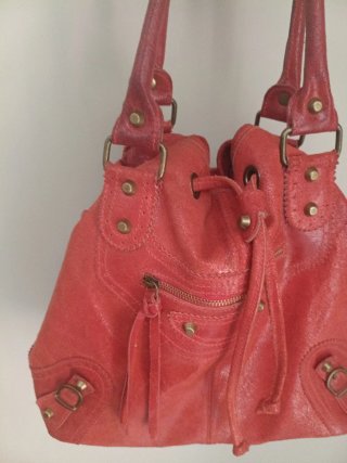 Bolso de piel rojo