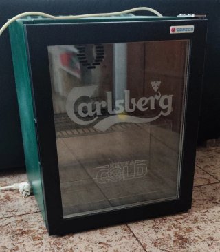 Nevera expositora pequeña Carlsberg con luz