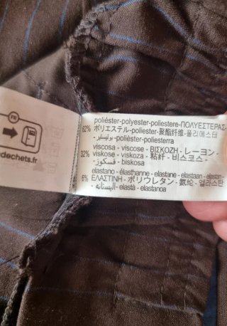 Pantaloni marroni a righe blu