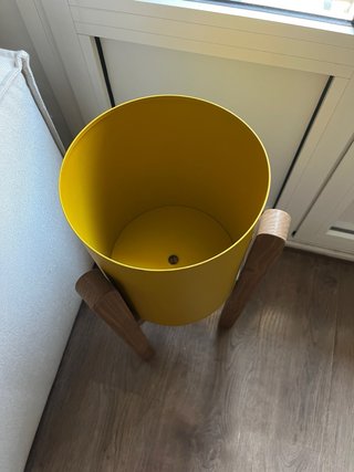 Macetero elevado amarillo para plantas