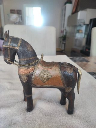 Figuras decorativas de patos y caballo
