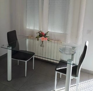 Mesa de cristal y metal.