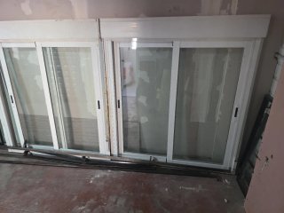 Ventana aluminio blanca con persiana