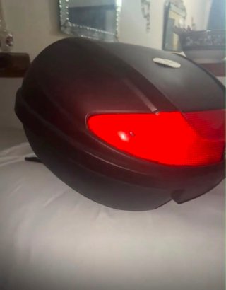 Baúl de moto negro con logo