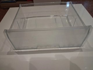 Repisas cristal y cajones plástico nevera Siemens