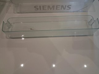 Repisas cristal y cajones plástico nevera Siemens