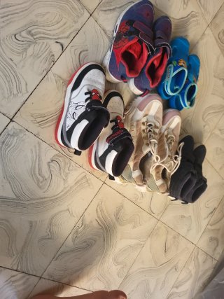 Par de zapatillas deportivas infantiles