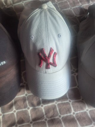Lote 3 Gorras Yankees y Tommy Hilfiger