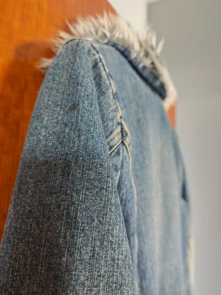 Abrigo tejano Lee con forro y detalles de pelo