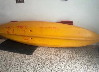 Kayak doble amarillo y rojo