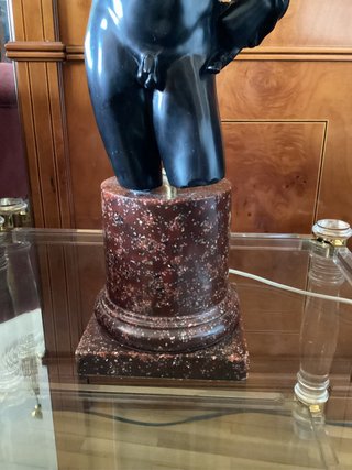 Lámpara Escultura Torso Negro Base Mármol