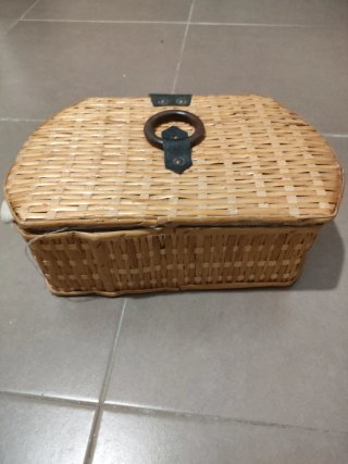 Costurero antiguo mimbre y cuero