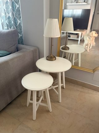 Lámpara de mesa dorada y blanca