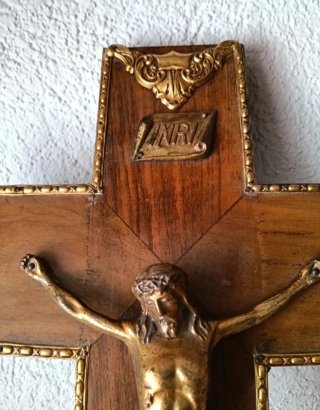 Crucifijo de madera y bronce