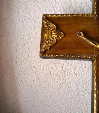 Crucifijo de madera y bronce