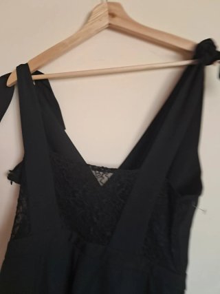 Mono corto negro mujer