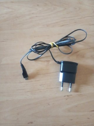 Cargador Bq con cable micro USB
