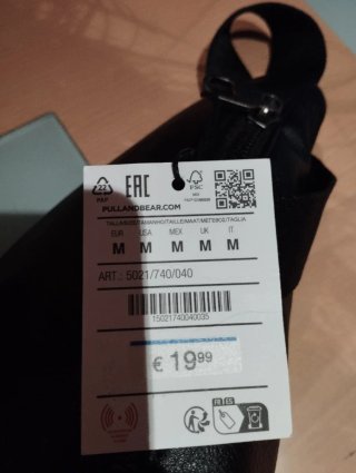 Riñonera Pull&Bear Negra tipo bandolera.