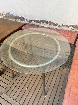 Mesa redonda cristal y metal con sus 4 sillas