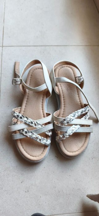 Sandalias Niña Blancas y Plateadas