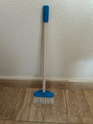 Escoba de juguete azul y blanca