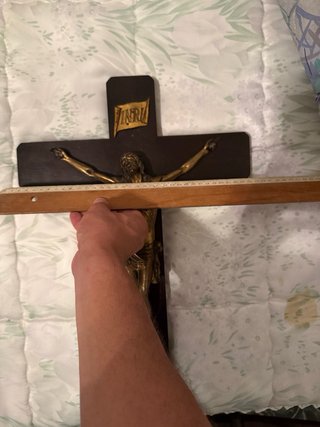 Crucifijo antiguo de madera con Cristo