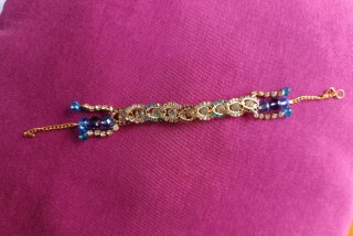 Pulsera dorada con abalorios azules