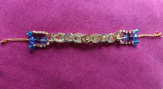 Pulsera dorada con abalorios azules